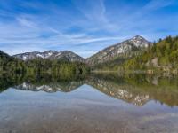 Stuhlkopf und Jochberg Kamm spiegeln sich im Weitsee